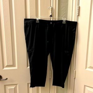 Magellan Outdoor Stretch Capri Cargo Pants. Black. Never Worn. Size XXL